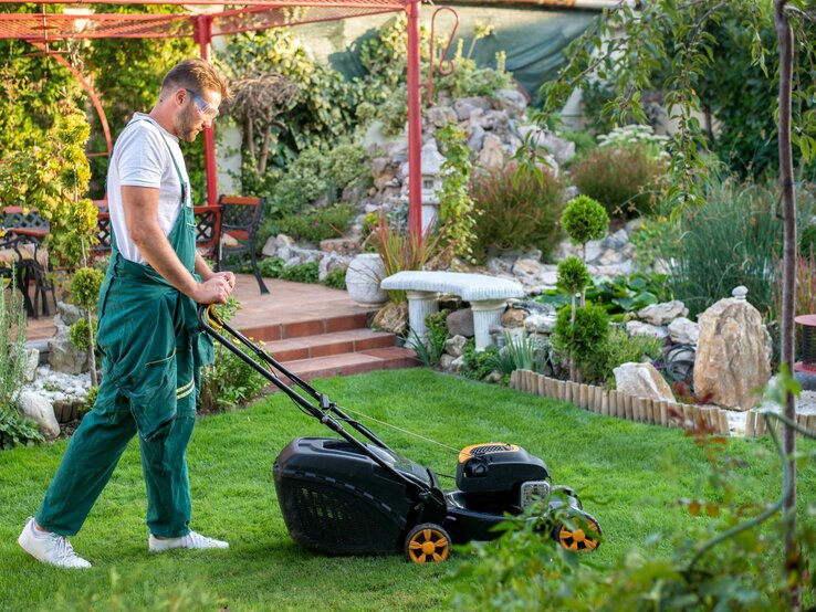 Gartenarbeit bei Regen Darf ich Rasen mähen, wenn er nass ist?